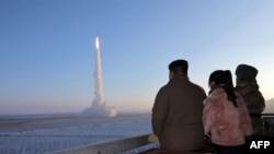 北韓官媒2023年12月19日發表領導人金正恩等人視察洲際飛彈發射的照片。