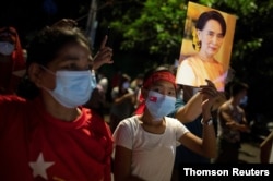 지난 9일 미얀마 양곤에서 열린 민주주의민족동맹(NLD) 지지 집회에서 참가자들이 아웅산 수치 국가고문의 사진을 들고 있다.