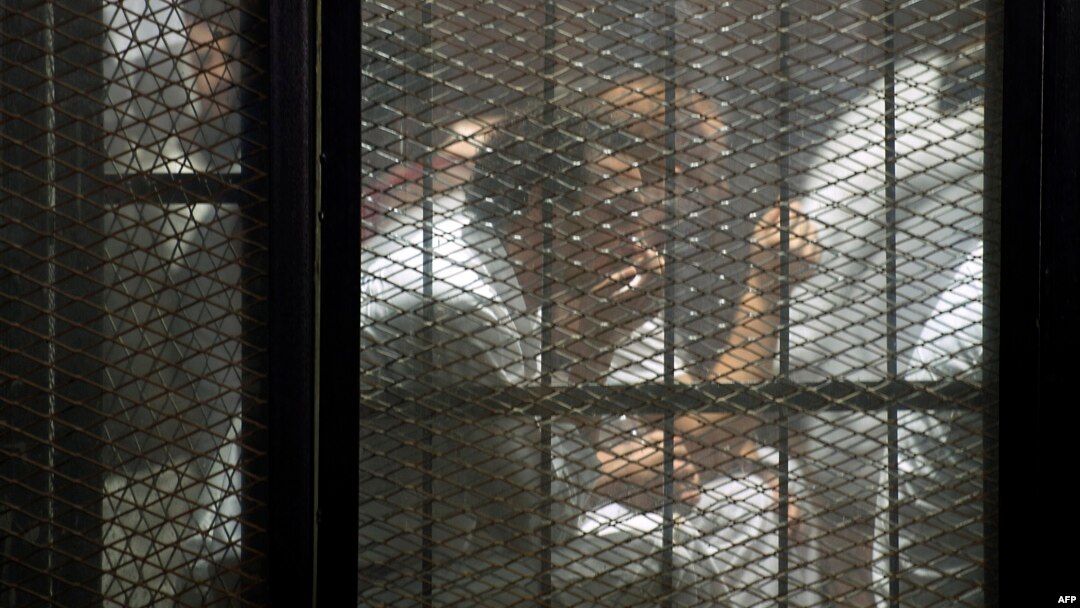 Pengadilan terhadap para tahanan termasuk jurnalis foto Mahmoud Abu Zeid (Shawkan) di Kairo, 8 September lalu (foto: dok). Amnesty International mengatakan, penindasan terhadap kebebasan berpendapat di Mesir telah mencapai tingkat mengkhawatirkan. 