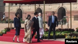 2026년 4월 20일, 인도 뉴델리의 대통령 궁(라슈트라파티 바반)에서 열린 공식 환영식에서 이재명 대한민국 대통령과 김혜경 여사가 드라우파디 무르무 인도 대통령, 나렌드라 모디 총리와 함께 걷고 있다.