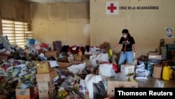 Un voluntario de Cruz Roja empaqueta alimentos para enviar a las familias afectadas, en un centro de distribución de Managua, el 26 de noviembre de 2020.