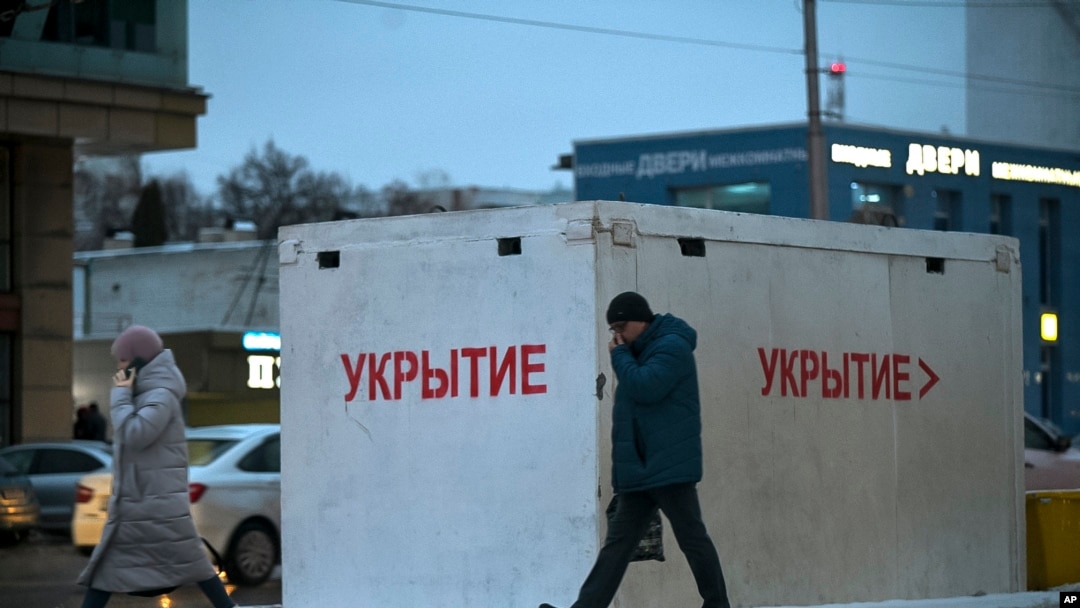 Бетонное укрытие у автобусной остановки в Белгороде, Россия, архивное фото (AP Photo)