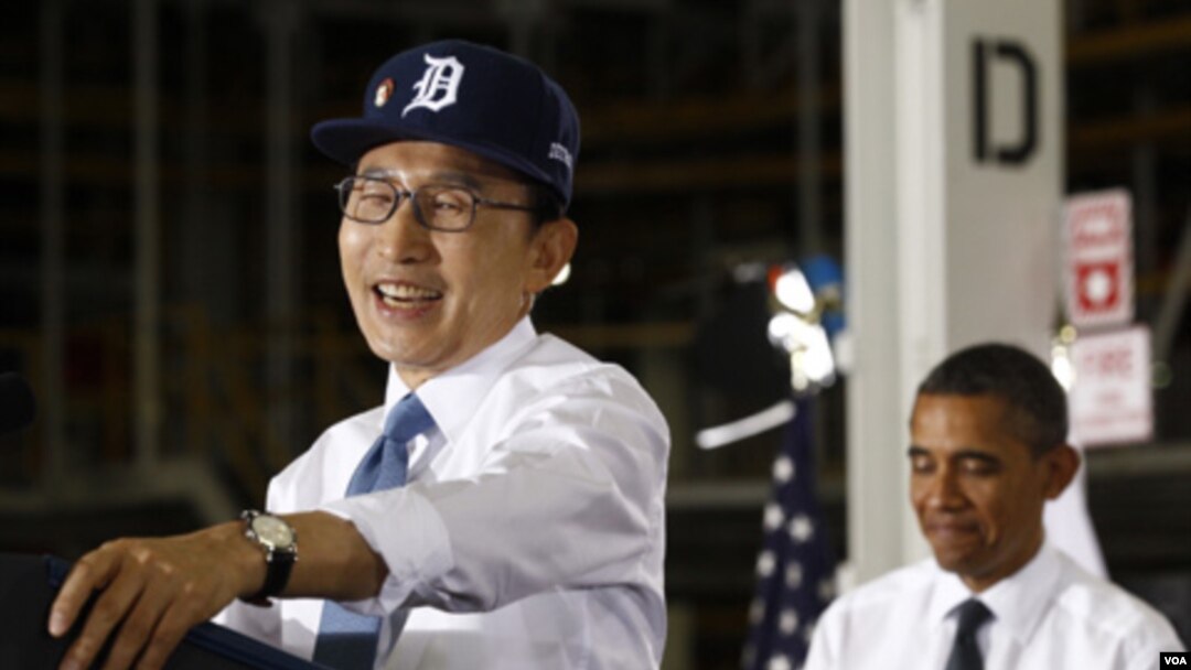 Presiden Korsel Lee Myung-bak memberikan sambutan, saat berkunjung ke pabrik General Motors di Detroit, Michigan bersama Presiden AS Barack Obama (14/10).