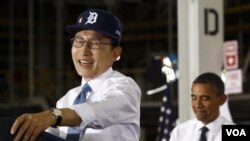 Presiden Korsel Lee Myung-bak memberikan sambutan, saat berkunjung ke pabrik General Motors di Detroit, Michigan bersama Presiden AS Barack Obama (14/10).