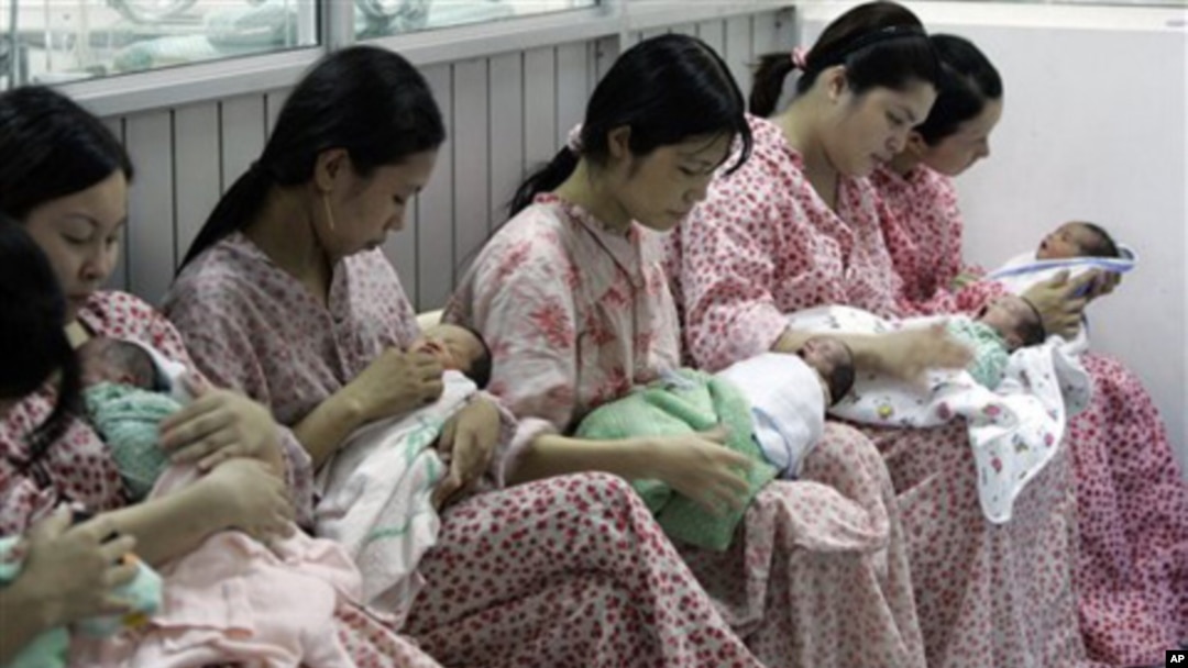 Các chuyên gia dân số học cảnh báo tình trạng mất cân bằng giới tính khi sinh sẽ ảnh hưởng tới cấu trúc dân số Việt Nam trong tương lai, dẫn tới việc dư thừa nam giới trong xã hội.