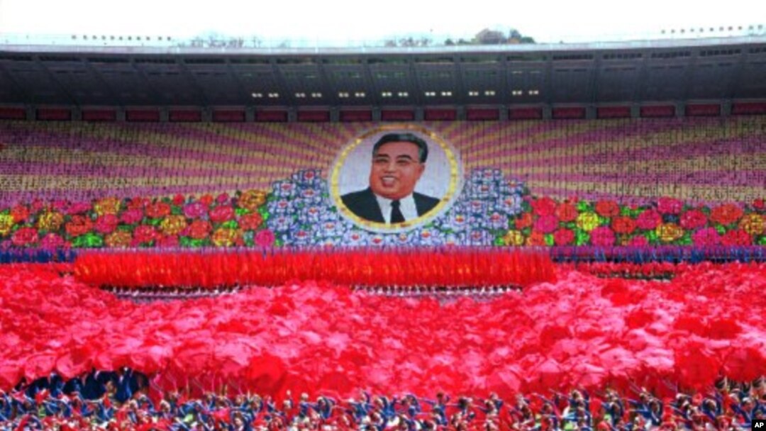 Ribuan warga Korea Utara merayakan ulang tahun mendiang Kim Il Sung di lapangan ibukota Pyongyang (foto: dok).