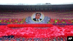 Ribuan warga Korea Utara merayakan ulang tahun mendiang Kim Il Sung di lapangan ibukota Pyongyang (foto: dok).