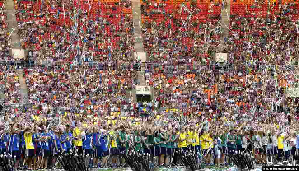 Athletes take part in the closing ceremony of the IAAF World Athletics Championships at the Luzhniki stadium in Moscow August 18, 2013. REUTERS/Maxim Shemetov (RUSSIA - Tags: SPORT ATHLETICS) - RTX12Q2W