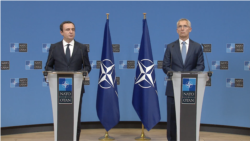 Sekjen NATO Jens Stoltenberg (kanan) dan PM Kosovo Albin Kurti dalam konferensi pers bersama di Brussel, Belgia Rabu 17 Agustus 2022 (Foto: NATO)