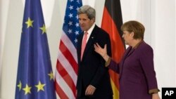 26일 존 케리 미 국무장관이 베를린에서 앙겔라 메르켈 독일 총리와 회담했다.