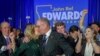 El gobernador de Luisiana, John Bel Edwards, celebra su reelección con su esposa, Donna Edwards, en la fiesta del partido en Baton Rouge, Luisiana, el sábado 16 de noviembre de 2019. (AP Foto/Matthew Hinton).