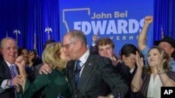 El gobernador de Luisiana, John Bel Edwards, celebra su reelección con su esposa, Donna Edwards, en la fiesta del partido en Baton Rouge, Luisiana, el sábado 16 de noviembre de 2019. (AP Foto/Matthew Hinton).