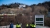 Para polisi berjaga di luar kediaman Presiden Korea Selatan yang dimakzulkan Presiden Yoon Suk Yeol di Seoul, Kamis, 2 Januari 2025. (Foto: Philip Fong/AFP)