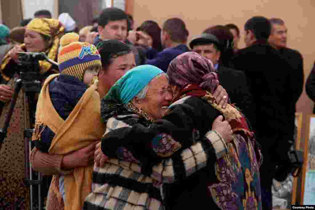 To'siqlar olinishi ortidan ming yillar chegara bilmagan el ko'ziga yosh oldi.