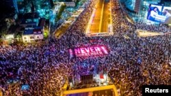 Ribuan demonstran yang menolak reformasi peradilan di Israel turun ke jalan di ibu kota Tel Aviv Sabtu malam (18/3). 