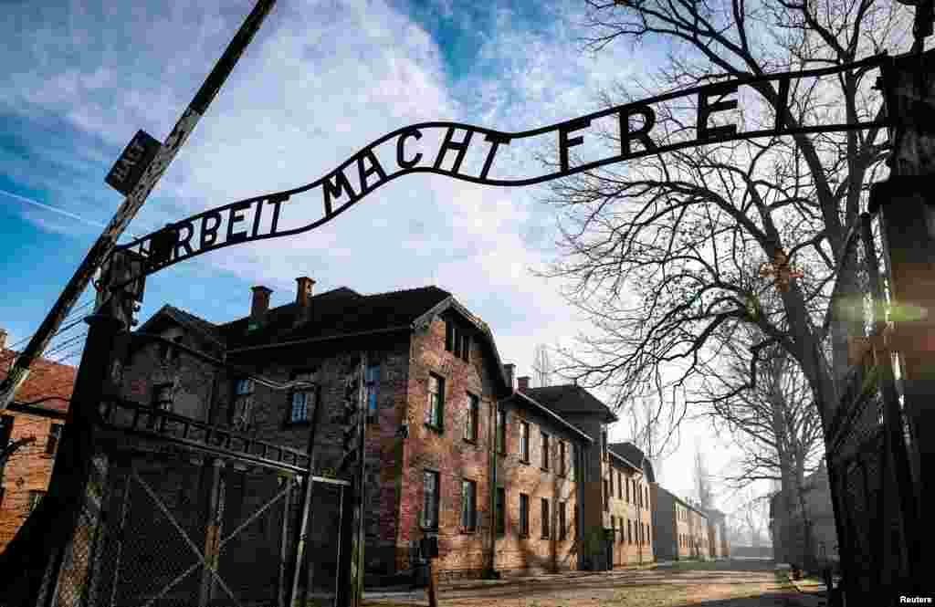 Más de 1,1 millones de personas, en su mayoría judíos, murieron de hambre, frío, enfermedades o en cámaras de gas&nbsp;en Auschwitz.