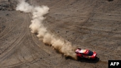 Peserta reli Dakar 2021 menempuh padang pasir di Arab Saudi (foto: dok). 