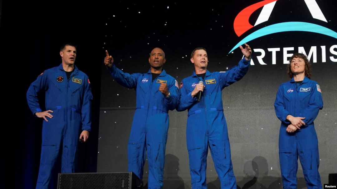 De izquierda a derecha, los astronautas seleccionados para la misión Artemis II, Reid Wiseman, Victor Glover, Jeremy Hansen y Christina Koch, durante la presentación del equipo en un evento de la NASA, en Houston, EEUU, el 3 de abril de 2023.