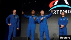 De izquierda a derecha, los astronautas seleccionados para la misión Artemis II, Reid Wiseman, Victor Glover, Jeremy Hansen y Christina Koch, durante la presentación del equipo en un evento de la NASA, en Houston, EEUU, el 3 de abril de 2023.