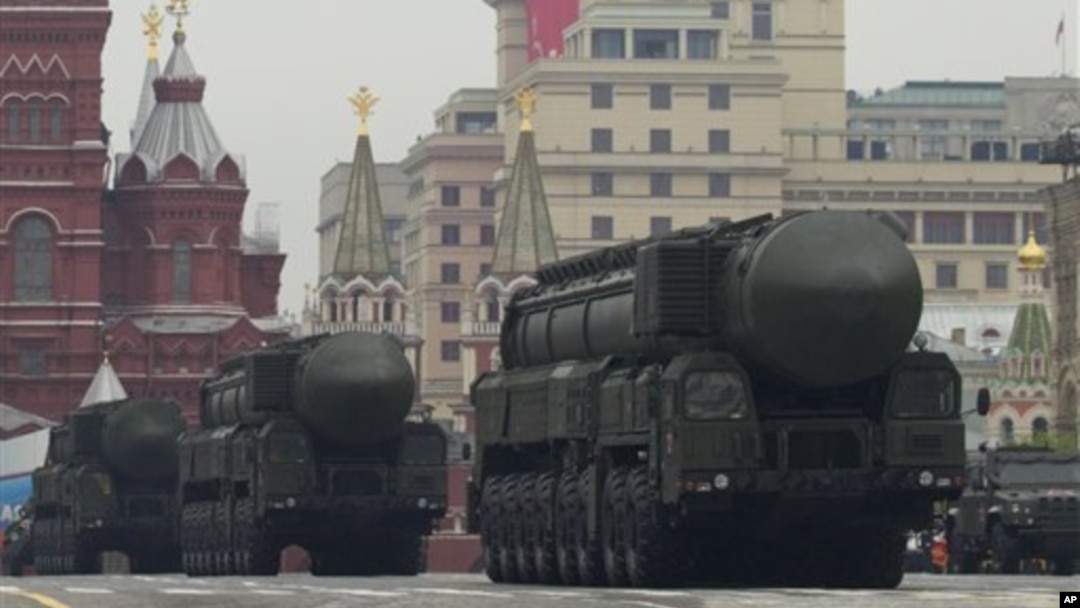 "Topol-M" ballistik raketalari paradda, Moskva.