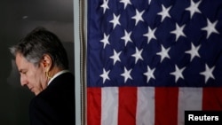 Американскиот државен секретар Eнтони Блинкен оди покрај американското знаме додека се качува во авион, за време на неговото еднонеделно патување со цел да ги смири тензиите низ Блискиот Исток, во Тел Авив, Израел, 10 јануари 2024 година.