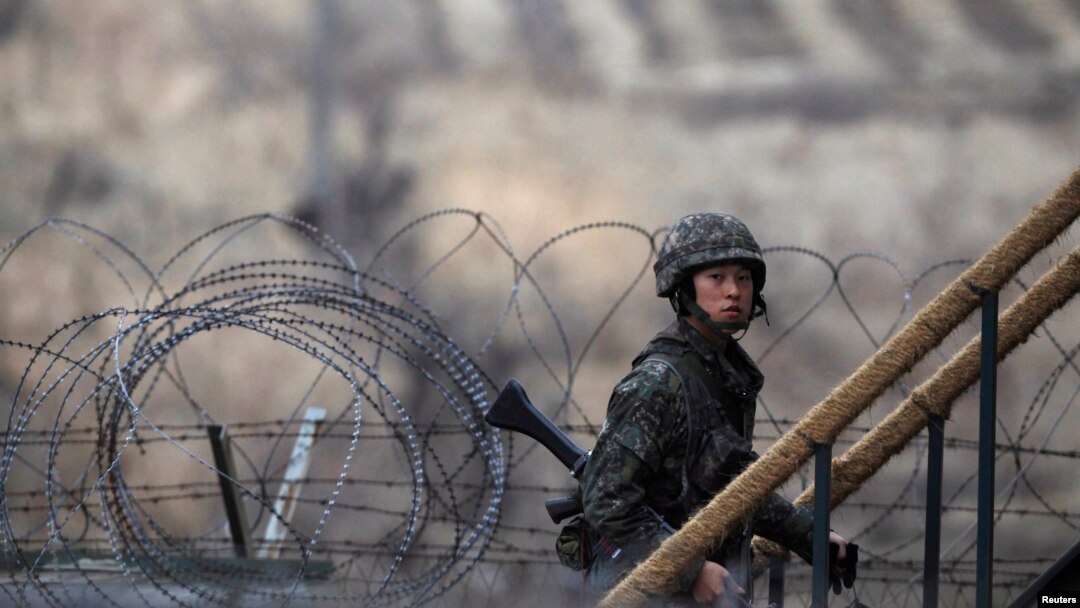 Seorang tentara Korea berjalan menapaki tangga di pos penjagaan dekat zona demiliterisasi (DMZ) yang memisahkan kedua Korea, di Paju, utara Seoul (Foto: dok). Kementerian Pertahanan Nasional Korsel mengeluarkan pernyataan yang meminta Pyongyang untuk menghentikan ancaman yang tidak dapat diterima, Sabtu (30/3).