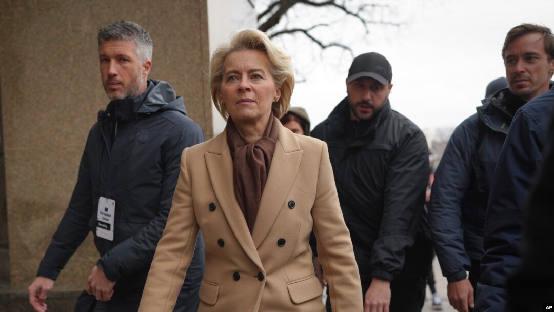 La Presidenta de la Comisión Europea, Ursula Von der Leyen, camina por una de las calles de Kiev, Ucrania, para colocar flores en el Muro de la Memoria de los Defensores Caídos de la capital, el 24 de febrero de 2024.