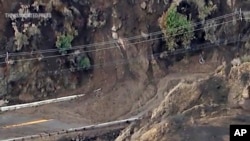 Esta imagen aérea proporcionada por KABC-TV muestra una carretera cubierta de barro, el lunes 27 de enero de 2025 en Topanga, California. AP