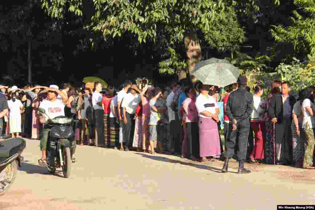 Voters are seen lining up at a polling station in Pyay Township, Nov. 8, 2015.