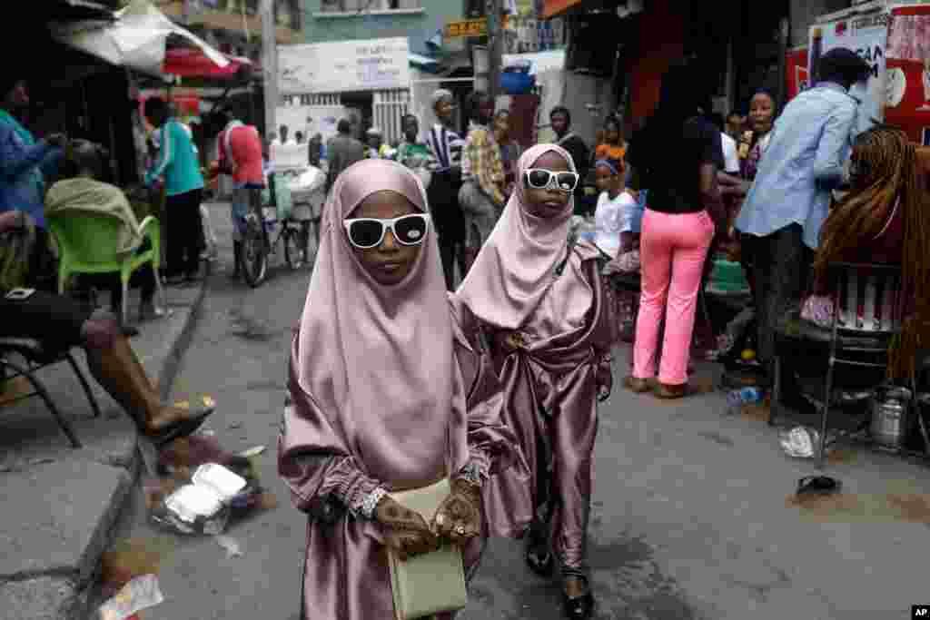 나이지리아 라고스에서 이슬람 기도회를 마치고 나온 소녀들. 이번 주 전 세계 이슬람 신자들이 이드 알 하드 명절을 지내고 있다.