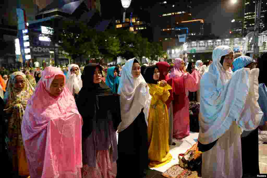 Para pengunjuk rasa perempuan salat di sela-sela demo memprotes hasil rekapitulasi pemilihan&nbsp; presiden yang digelar di luar gedung Badan Pengawasan Pemilihan Umum, Jakarta, 21 Mei 2019. (Foto: Reuters/Willy Kurniawan)