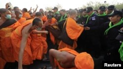 Dhammakaya temple Buddhist monks scuffle with police after they defied police orders to leave the temple grounds to enable police to seek out their former abbot in Pathum Thani, Thailand, Feb. 20, 2017. 