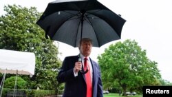 El presidente Donald Trump habla con los periodistas al emprender viaje a Tulsa, Oklahoma, en la Casa Blanca, en Washington, D.C., el sábado, 20 de junio de 2020.