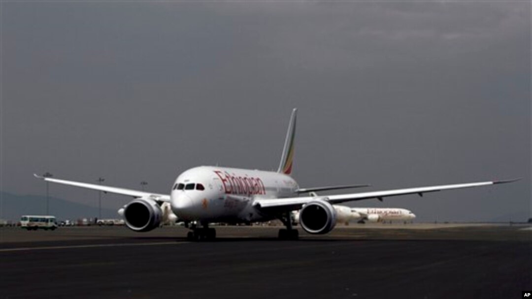 Pesawat Boeing 787 Dreamliner milik Ethiopian Airlines bersiap lepas landas dari Addis Ababa menuju Nairobi (27/4). Maskapai ini menjadi maskapai pertama yang menerbangkan kembali pesawat Dreamliner setelah dilarang terbang karena masalah baterai.