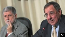 Leon Panetta Braziliya mudofaa vaziri Selso Amorim (chapda) bilan jurnalistlar savollariga javob bermoqda. 2012-yil 24-aprel. 