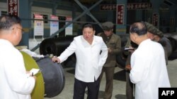 Esta foto sin fecha publicada por la Agencia Central de Noticias de Corea (KCNA) el 14 de agosto de 2023 muestra al líder de Corea del Norte, Kim Jong Un (C), inspeccionando una importante fábrica de municiones en un lugar no revelado en Corea del Norte.