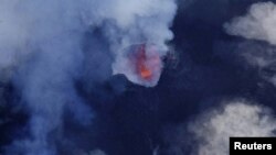 从空中鸟瞰南太平洋马纳罗火山岩浆与烟雾喷发的状况。（2017年9月25日）