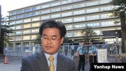 23일 일본주재 한국대사관의 김기홍 참사관이 한국정부의 일 총리 서한 반송과 관련해 양국 취재진의 질문에 답변하고 있다.