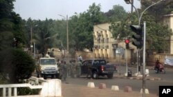 Malian soldiers gather on a street of Bamako on March 21, 2012.