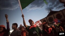 蒙古总统大选候选人冈巴特尔的支持者们在乌兰巴托挥舞着旗帜(2017年6月23日)