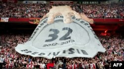 Des supporters de l'Ajax Amsterdam célèbrent une victoire de leur équipe contre Willem II Tilburg à Amsterdam Arena, aux Pays-Bas, le 5 mai 2013