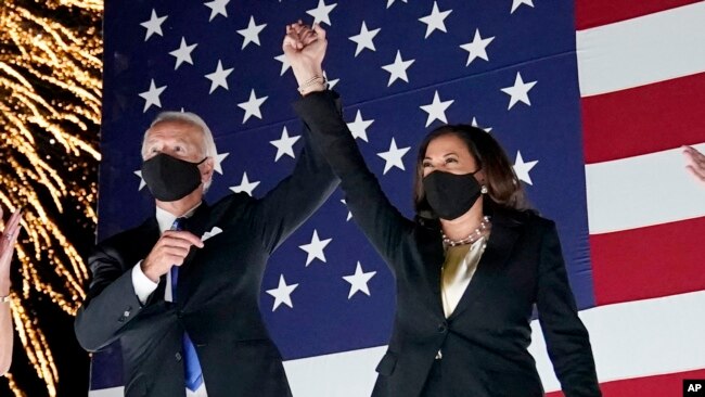 ARCHIVO - El entonces candidato demócrata Joe Biden, y su compañera de fórmula, la senadora Kamala Harris, demócrata por California, observan los fuegos artificiales durante el cuarto día de la Convención Nacional Demócrata, el 20 de agosto de 2020, en Wilmington, Delaware.