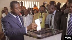 Le président sortant du Togo, Faure Gnassingbé, votant samedi, 25 avril 2015