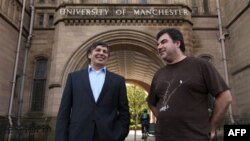 Profesori Andre Geim i Dr. Konstantin Novoselov u Mančesteru u Engleskoj.