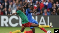 Blaise Matuidi joueur français, à droite, est avancé par Allan Nyom du Cameroun pendant un match amical de football entre la France et le Cameroun au Stade Beaujoire à Nantes, France, le 30 mai 2016.