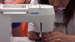 Երբ եռագույն դրոշի պահանջարկը շատ մեծ է, այն կարվում է հենց հրապարակում