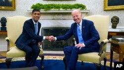 Presiden AS Joe Biden (kanan) menerima Perdana Menteri Inggris Rishi Sunak di Gedung Putih hari Kamis (8/6). 