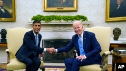 El primer ministro británico, Rishi Sunak, a la izquierda, y el presidente estadounidense, Joe Biden, a la derecha, se dan la mano durante su reunión bilateral en la Casa Blanca, Washington, el 8 de junio de 2023.