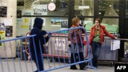 Policia franceze ndërhyn për hapjen e një rafinerie pranë Parisit