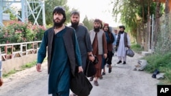 Tahanan Taliban yang dibebaskan dari penjara Pul-e-Charkhi di Kabul, Afghanistan, Kamis, 13 Agustus 2020. 